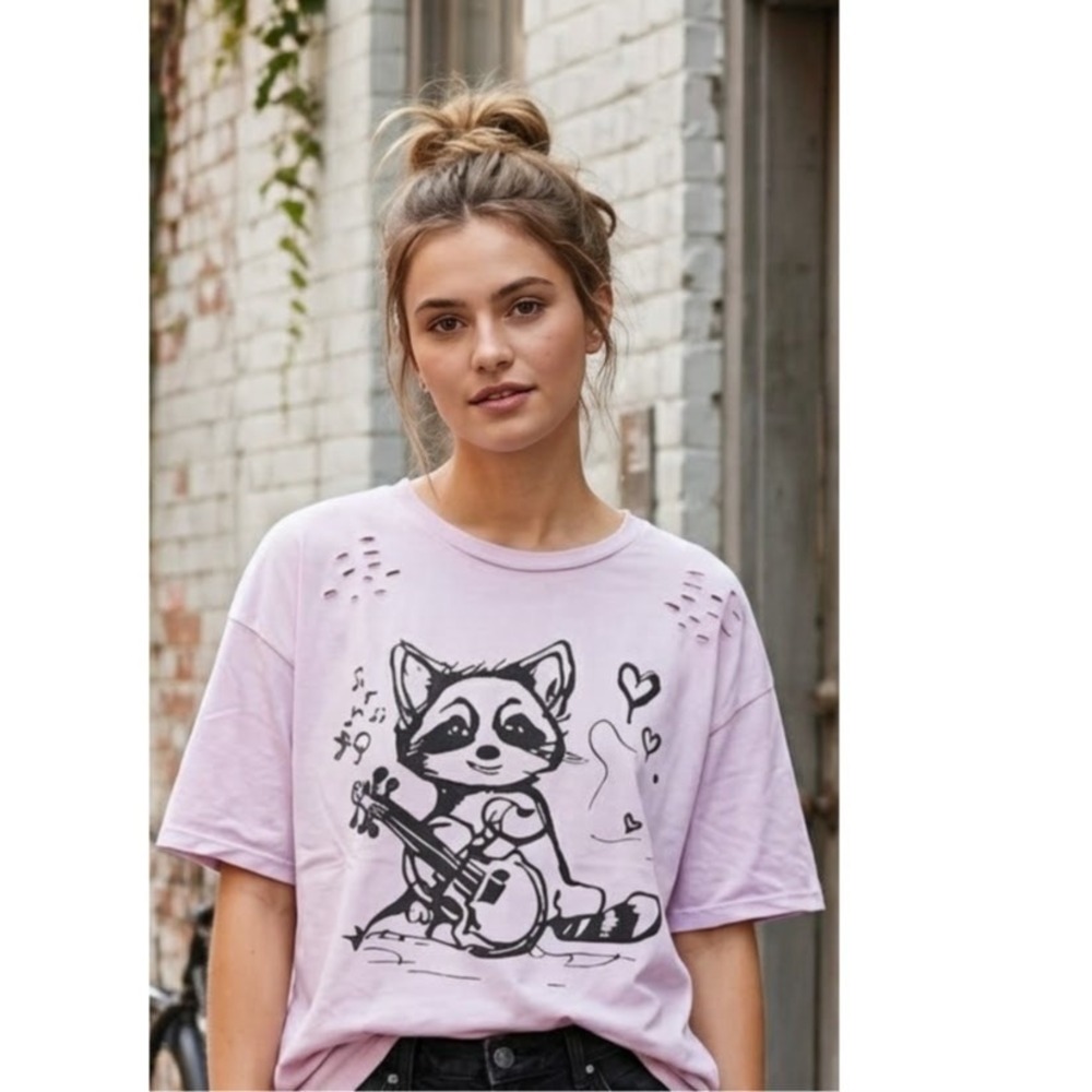 Oversized Tee with playful raccoon Blue Velvet